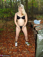 SweetSusi-Naken In The Woods With My Sex tool Fotos